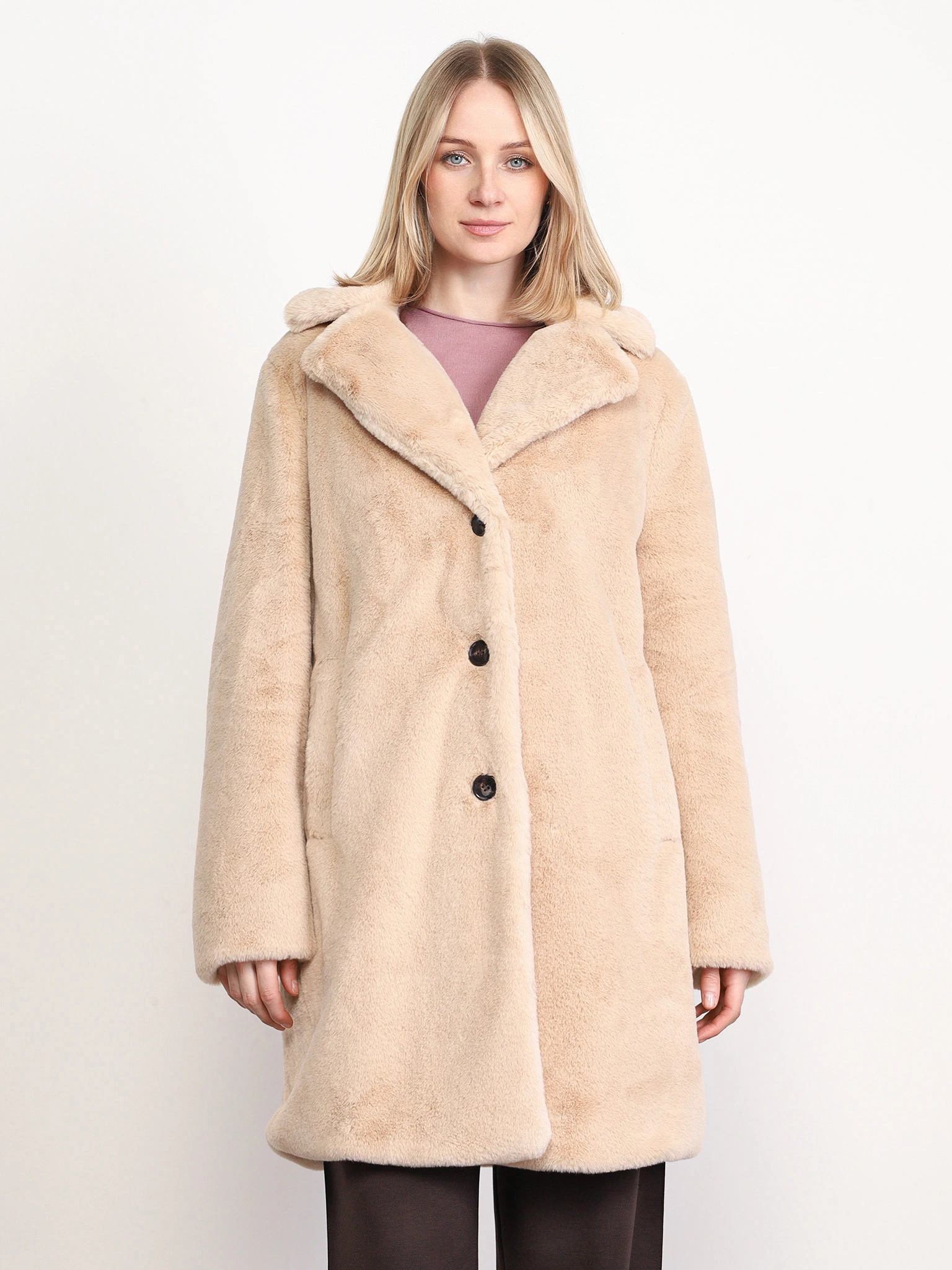 Полупальто бежевого цвета с отложным воротником